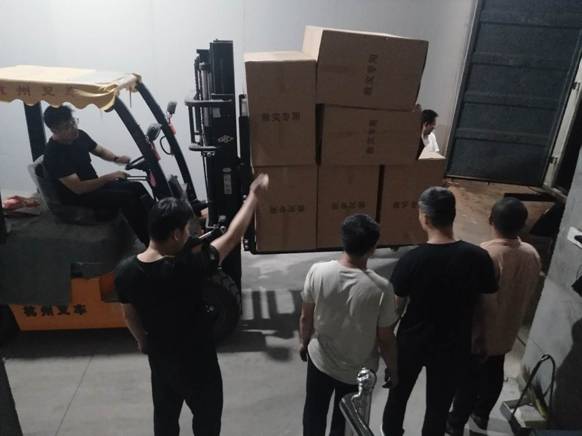 装运救灾物资